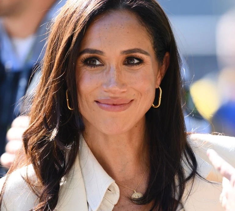 Меган Маркл у Канаді вигуляла бежево-білий лук зі скінні та попозувала з голими плечима для нового портрету. Фото