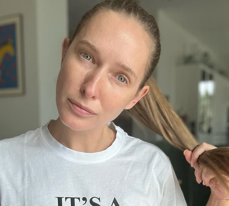 Вдруге в житті: Осадча з катетером у руці показалася в лікарні. Фото