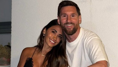 Дружина Мессі попозувала в купальнику з чоловіком та трьома синами біля басейну. Фото