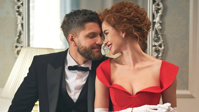 Парфільєва з рудим волоссям та у червоному максі пригорнулася до героя своїх казок. Фото