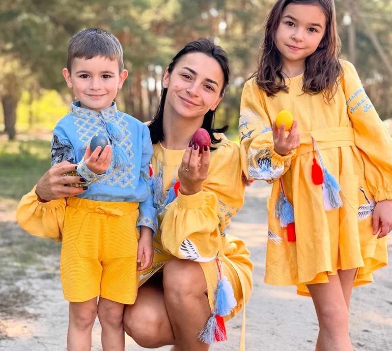 Гвоздьова з донькою, сином та батьками влаштували босу фотосесію просто неба