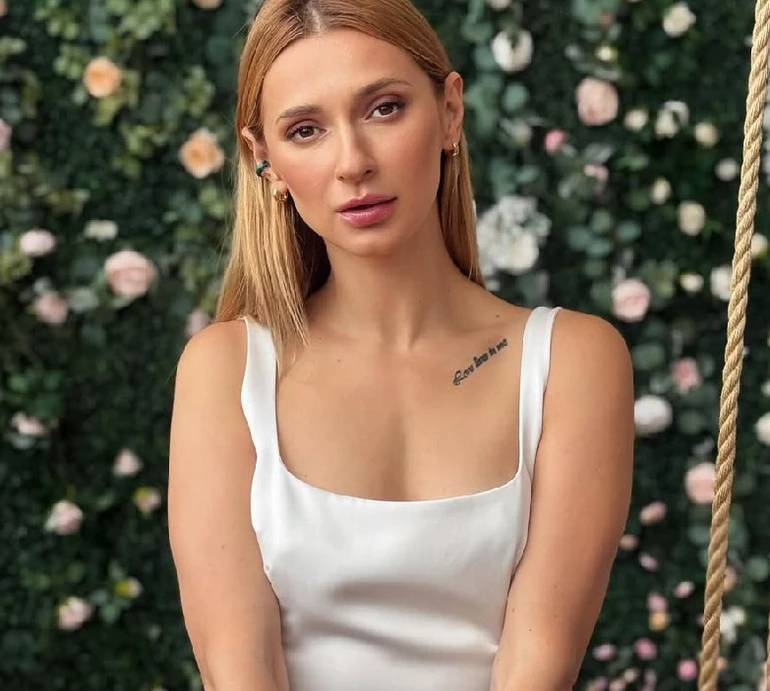 Tayanna у гольфах та міні граційно попозувала на стільці. Фото