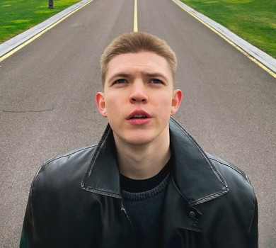 Від колядок у Вараші до хіта, який підірвав TikTok і накликав хейт Галича: що відомо про виконавця Смарагдове небо Drevo