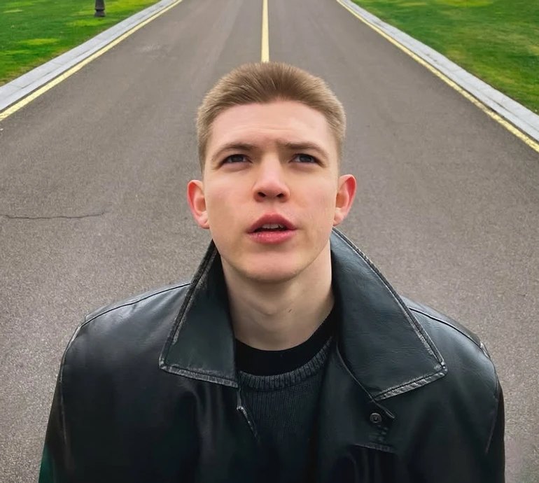 Від колядок у Вараші до хіта, який підірвав TikTok і накликав хейт Галича: що відомо про виконавця Смарагдове небо Drevo