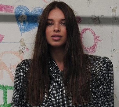 Дружина Усика у розшитій блискітками блузі та високих трусиках сходина на показ Balenciaga