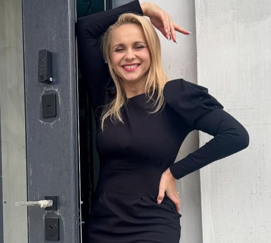 Ребрик в асиметричній сукні та чобітках ефектно випнула струнку ніжку на тлі недоробленого ремонту