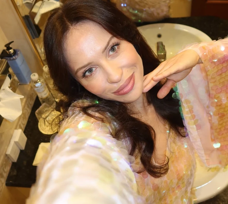 Маремуха у сяючому міні та з келихом на голові вдягла на себе свято на готельному ліжку. Фото