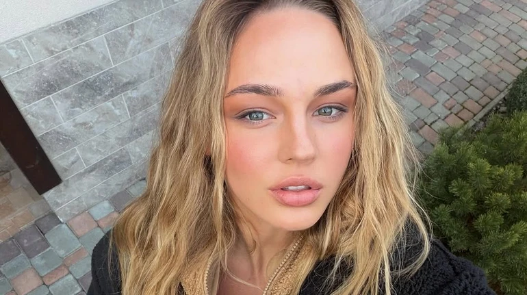 Смарагдовий жакет, рожеві лосини і квіткове міні: Білодід засвітила стрункі ніжки у весняних луках . Фото