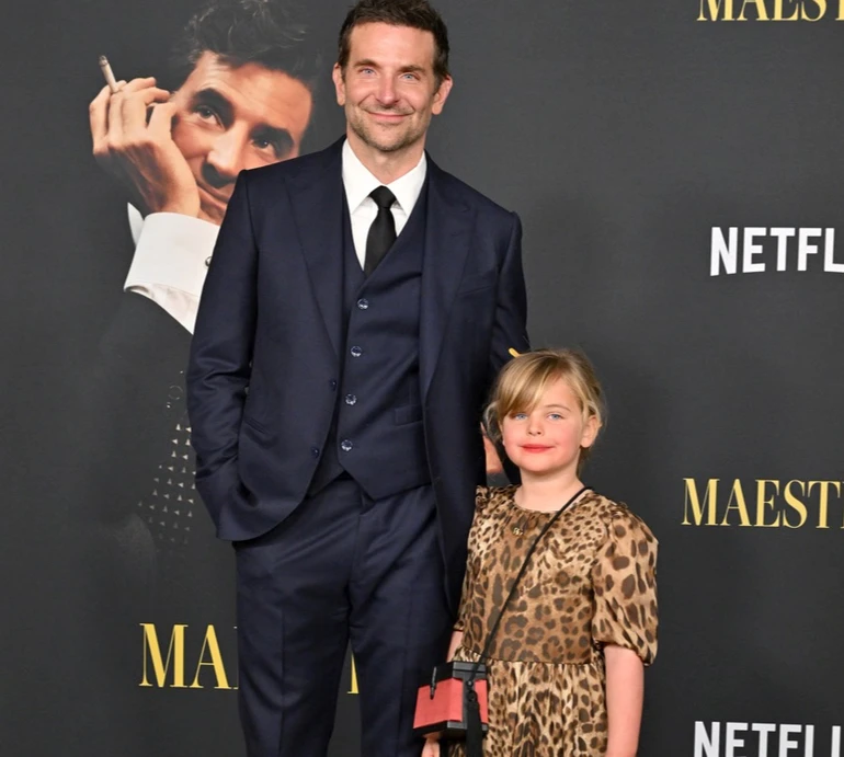 6-річна дочка Шейк та Купера у леопардовому платтячку дебютувала з татом на хіднику. ФОТО