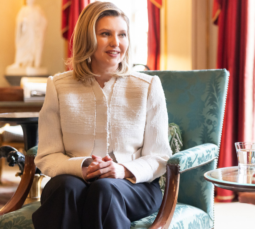 Фактурний жакет від Літковської та елегантні палацо: лук першої леді на зустрічі з королевою Каміллою. Фото