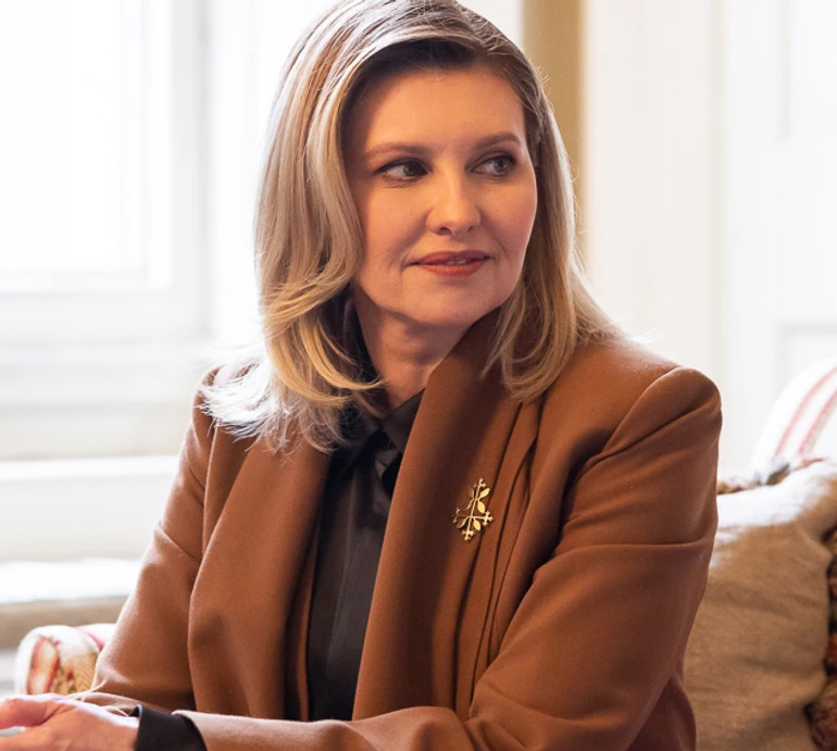 Комір-стійка, брюки з розрізами і символічні брошки: Зеленська вигуляла два елегантних образи у Великій Британії. Фото