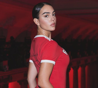 Наречена Роналду у червоній сукні з його прізвищем уявила себе моделлю на подіумі в Парижі. Фото