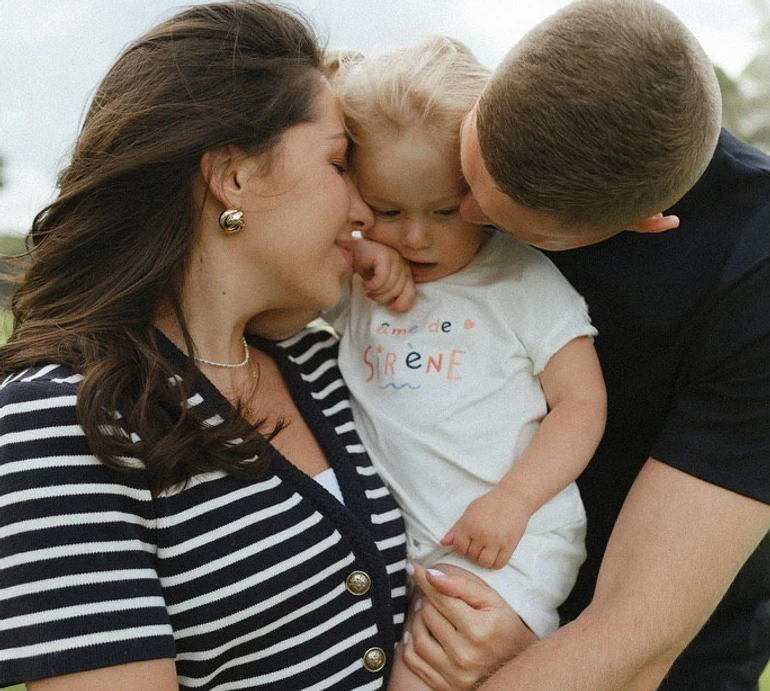 Довбик із дружиною показали милий фотосет із 2-річною донечкою на природі