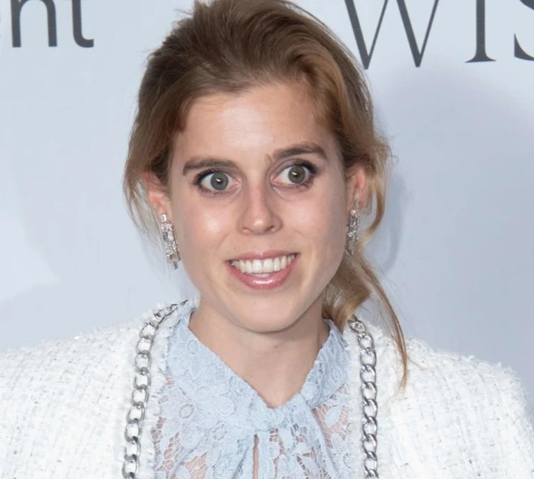 Насичена синя та ніжна кремова: принцеса Беатріс у Лондоні вигуляла дві сукні з трояндовим принтом. Фото