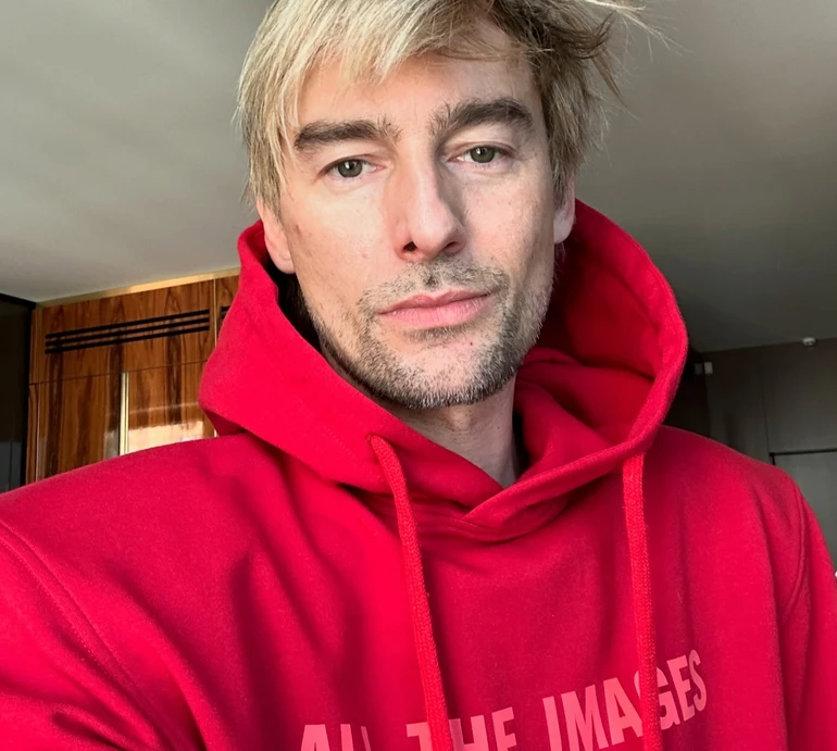 Рахувати життя вчинками, а не роками: Бадоєв з нагоди 44-річчя оголив торс на чорно-білих фото