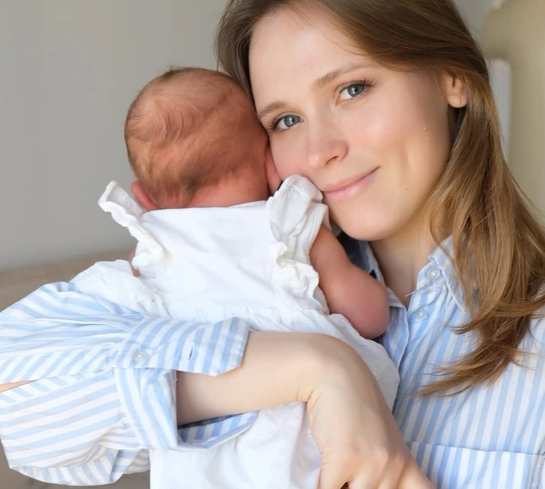 Тонна любові: Кошмал ніжними обіймами привітала 1-місячну донечку