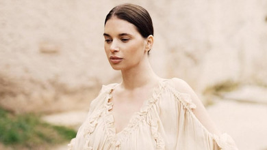 Мов грецька богиня: дружина Усика у летючій сукні з рюшами чуттєво попозувала на тлі кам'яної стіни. Фото