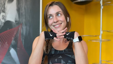 Джозефін Джексон на м'ячі для фітнесу похвалилася пружними сідницями. Фото