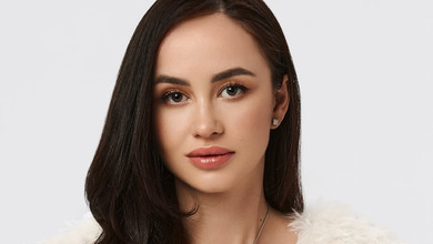 Парфільєва у бікіні спокусливо повигиналась у басейні на відпочинку з чоловіком і сином. Фото