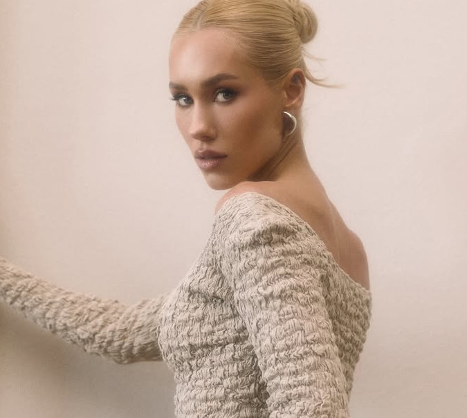 Новий роман? Квіткову і динамівця Бражка підловили на романтичному моменті. Відео