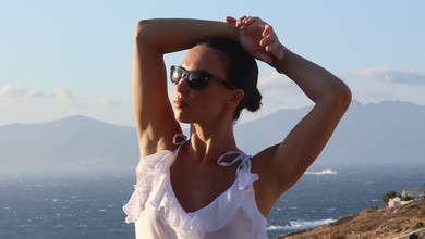 Ловлю вітер: Маремуха на Міконосі кумедно блиснула сідницями з-під задертої сукні