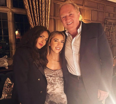 Трояндовий торт і танець на руках у тата: Хаєк показала святкування 18-річчя дочки. Відео