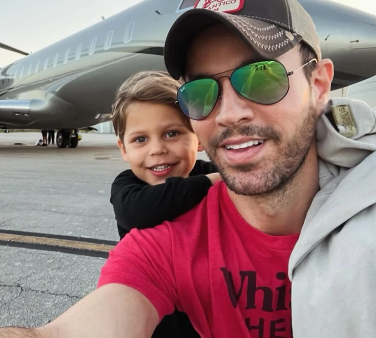 Курнікова на рідкісному фото показала трьох дітей від Іглесіаса