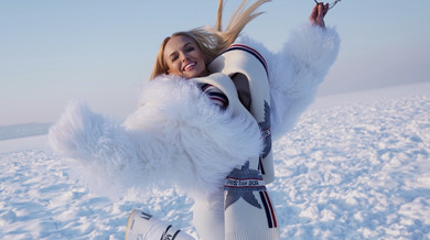 Небесна краса: Готочкіна у білосніжних лосинах, срібному бра та Dior попозувала посеред замерзлої водойми