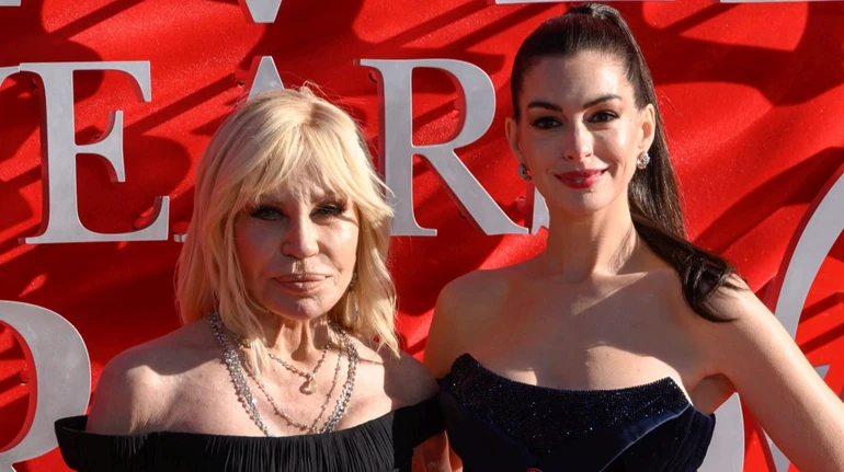 Меріл Стріп на прем'єрі в Лондоні з'явилася у пальті Prada, а Енн Гетевей оголила плечі в оксамитовому максі Versace