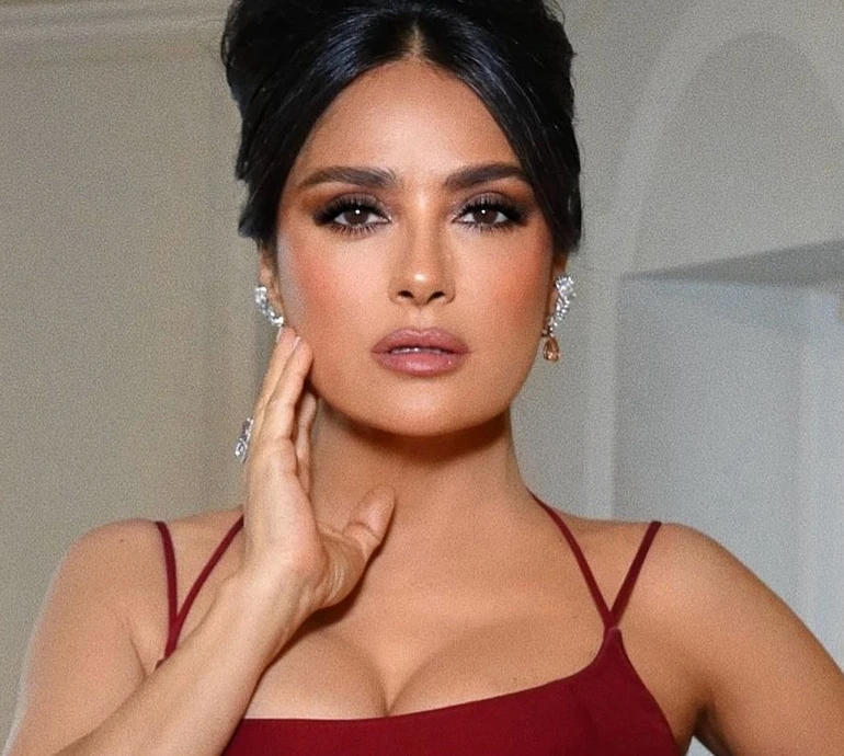 Хаєк на вечірці модного бренду похизувалася формами у сукні з оптичною ілюзією. Фото