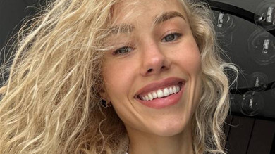 Квіткова на тлі чуток про роман із футболістом показалася в чоловічих обіймах. Фото