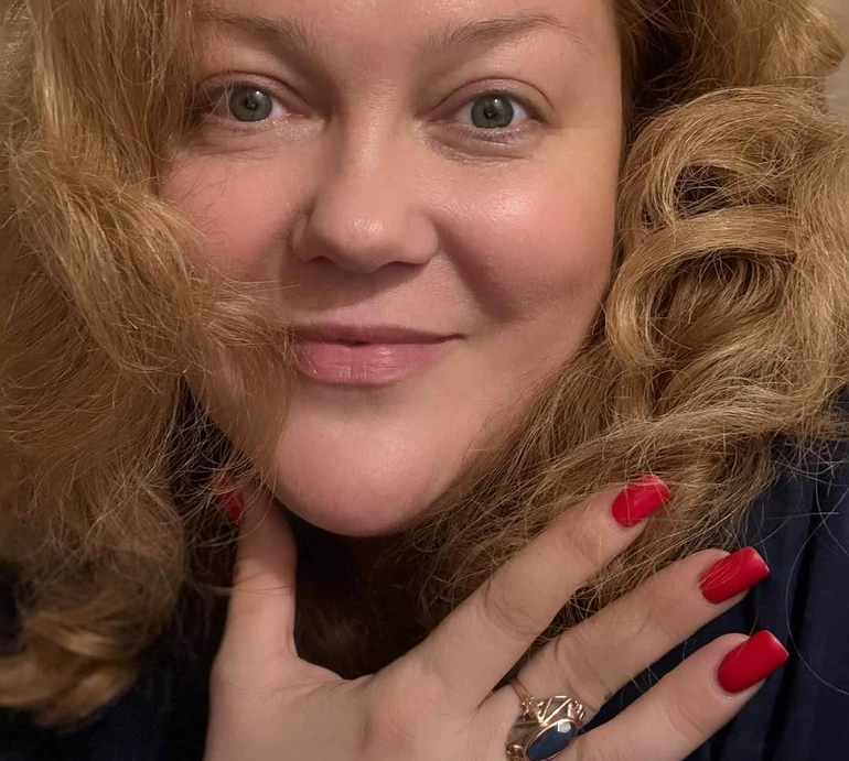 Троянди, торт та обійми з песиком: Самаєва на затишних кадрах показала святкування свого 50-річчя