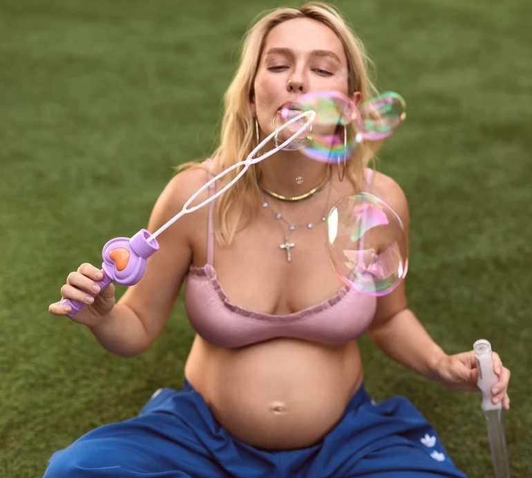 Не завжди легко. Не завжди красиво: Roxolana заговорила про чесне сприйняття вагітності та показалася на чуттєвих фото