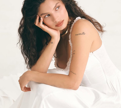 Андраде в білій сукні з декольте і золотим чокером попозувала для чуттєвих фото