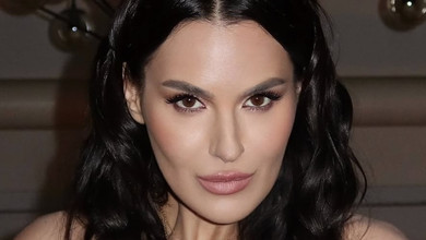 Єфросиніна в затишній сукні і крокодилячих чоботях граційно вмостилася у колі для фото