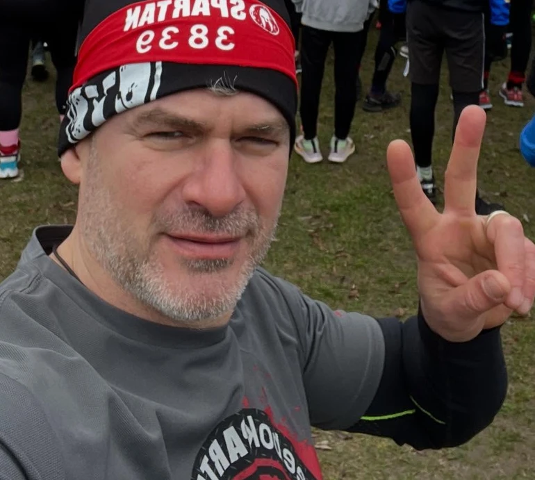 Поїв і в шапці: Мірзоян показався у крижаній воді після 10-кілометрової пробіжки