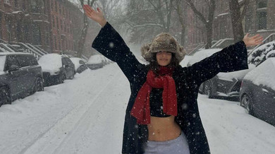 Ратаковскі з голим животом пораділа снігу в Нью-Йорку і показалася на прогулянці з сином