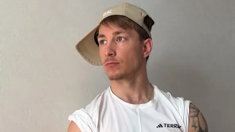 Якби кавові напої були людьми: Терен приміряв різні луки в кумедному відео