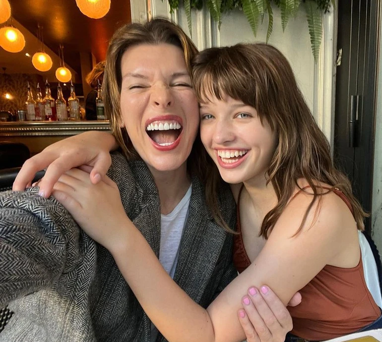 Ти зробила мене кращою: Мілла Йовович ніжно привітала доньку з 16-річчям, поки та спала. ФОТО