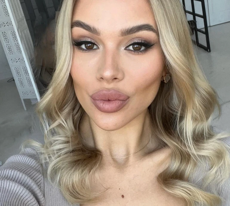 Вагітна ексдружина Гусєва в нюдовій сукні попозувала під водою. Фото