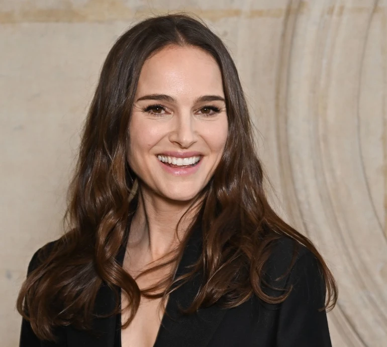 Одна з найгарячіших с*чок у Голлівуді: Портман у міні стрілася з Ріанною на модному шоу