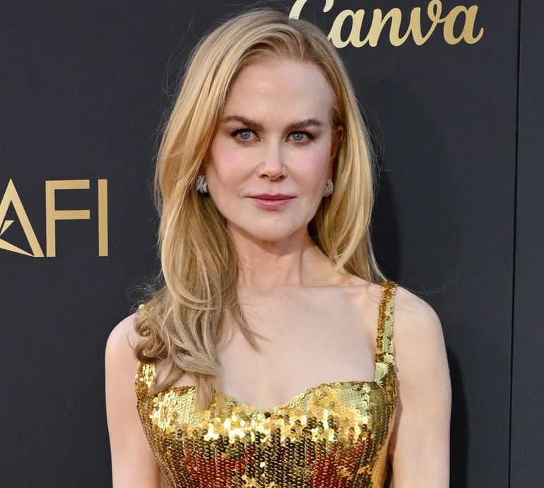 Кідман у золотій паєтковій сукні попозувала на хіднику премії з чоловіком та чепурними доньками-підлітками. Фото