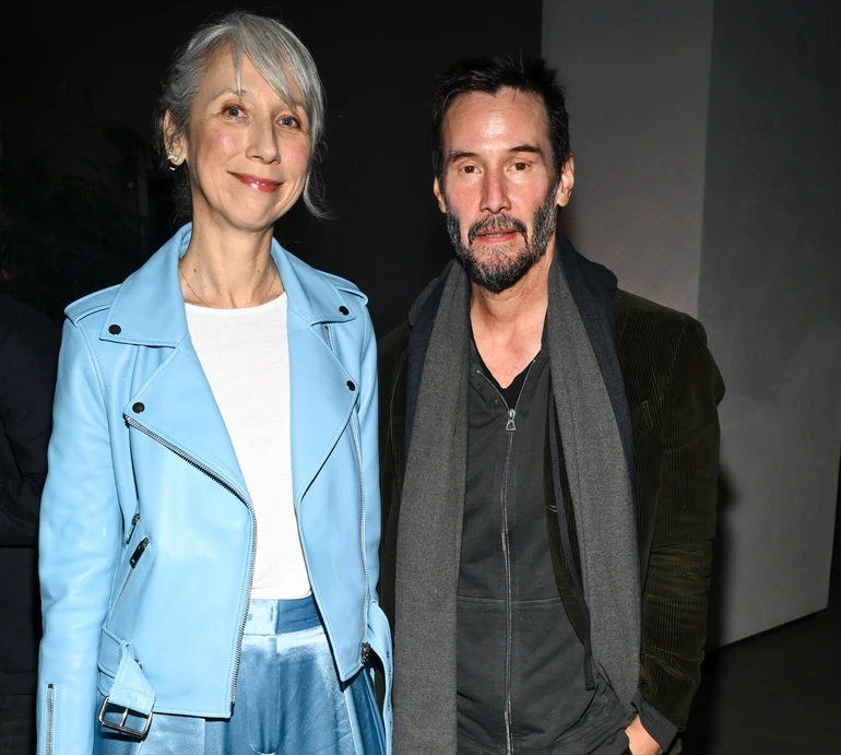 Кіану Рівз у кежуалі з коханою в небесно-блакитному засвітилися в музеї у Лос-Анджелесі. Фото