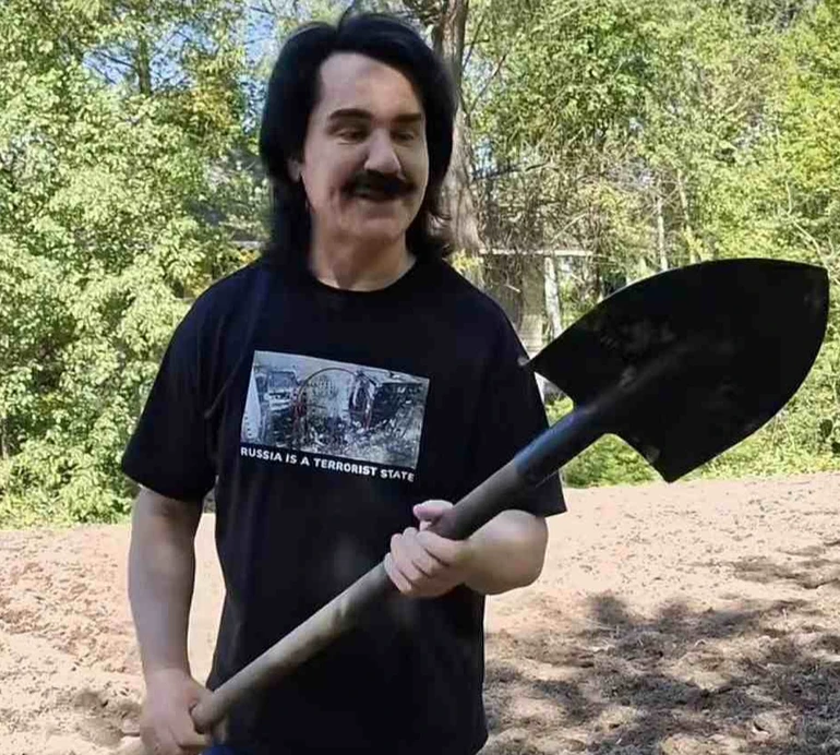 Вас вітає колгоспник Павло Зібров: як народний артист картоплю саджав. Відео