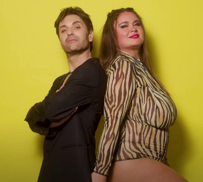 EL Кравчук у новому кліпі помріяв про купання голяка з власницею найбільших циць України. Відео