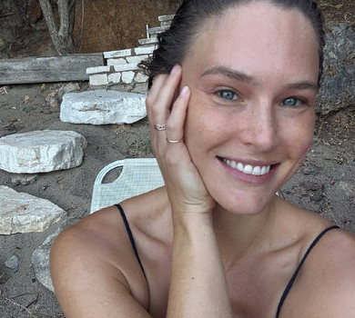 Бар Рафаелі у Греції заселфилася в бікіні та без мейкапу