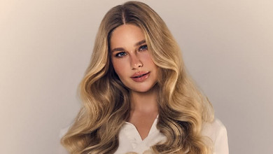 Дружина Забарного у кремовому образі з повітряними рукавами та рюшами похвалилася стегнами на ніжних фото