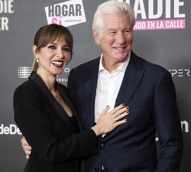 76-річний Річард Гір із теплим шаликом та його дружина в total black засвітилися на прем'єрі в Мадриді. Фото