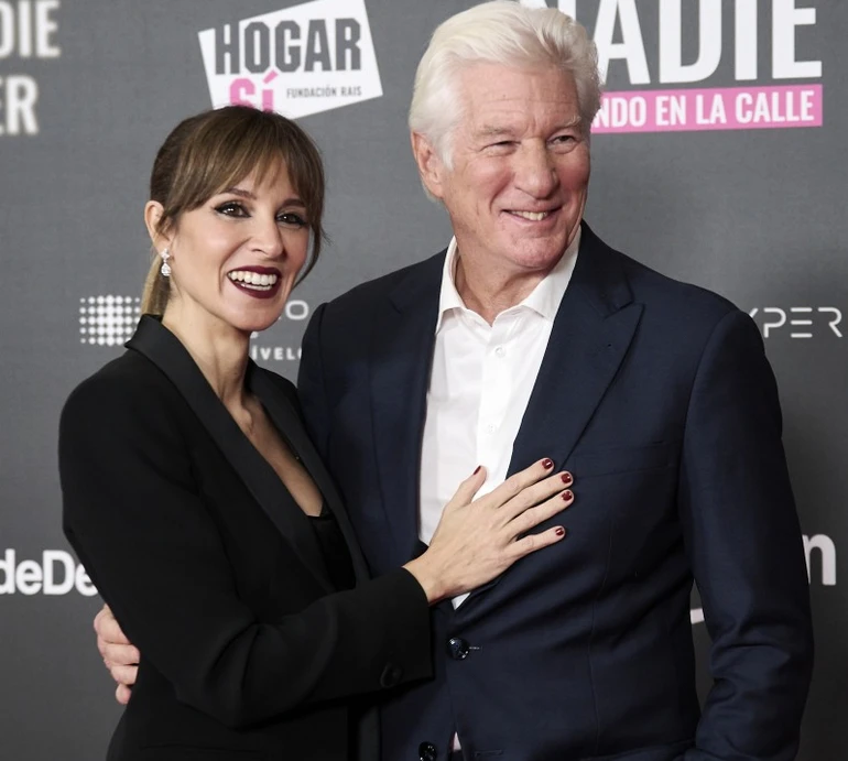 76-річний Річард Гір із теплим шаликом та його дружина в total black засвітилися на прем'єрі в Мадриді. Фото