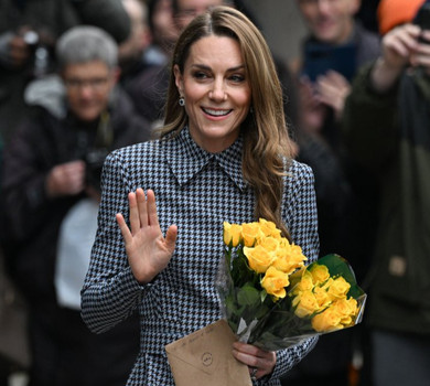 Гусяча лапка і торбинка кольору мокко: Міддлтон у елегантному аутфіті навідалася до благодійної організації в Лондоні